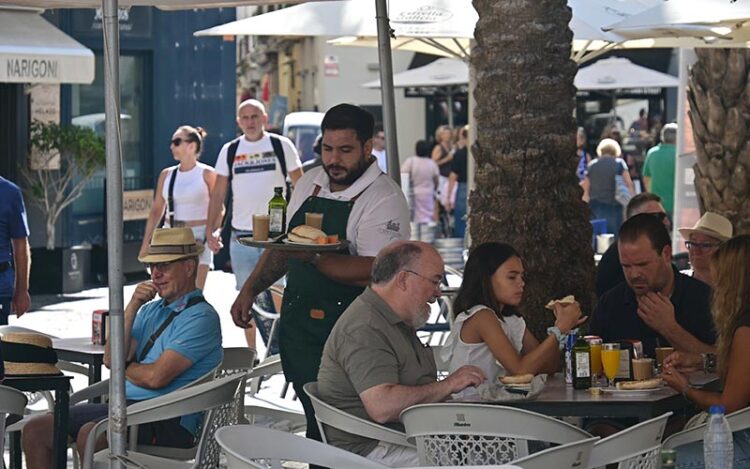 Hora del desayuno en una terraza de la capital / FOTO: Eulogio García