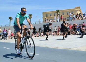 En bici por el carril del Campo del Sur / FOTO: Eulogio García