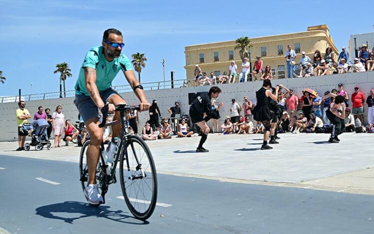 En bici por el carril del Campo del Sur / FOTO: Eulogio García