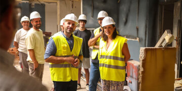 La alcaldesa supervisando el inicio de los trabajos / FOTO: Ayto.