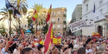 Una de las estampas que dejó la protesta en la capital gaditana / FOTO: Eulogio García