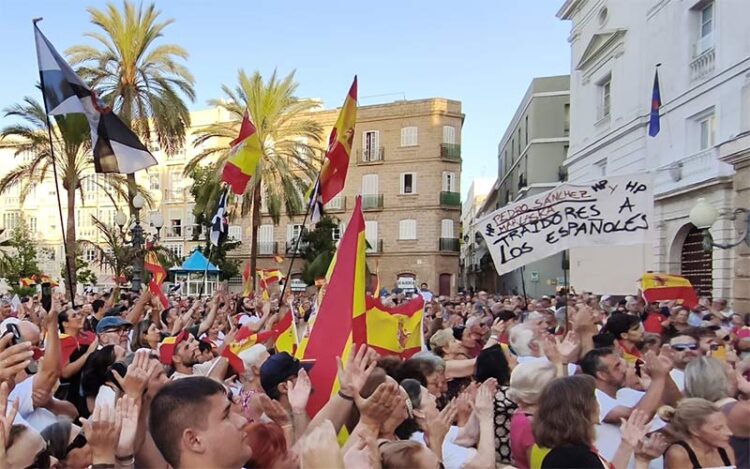 Una de las estampas que dejó la protesta en la capital gaditana / FOTO: Eulogio García