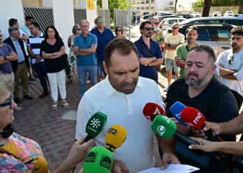 Leyendo el correspondiente manifiesto en la concentración de Cádiz / FOTO: Eulogio García