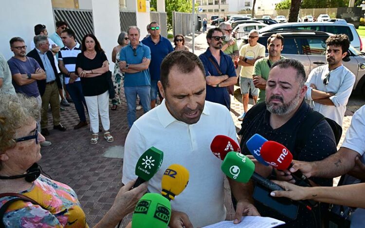 Leyendo el correspondiente manifiesto en la concentración de Cádiz / FOTO: Eulogio García