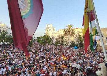 Lleno en San Juan de Dios ante el Ayuntamiento de Cádiz / FOTO: Eulogio García