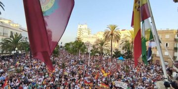 Lleno en San Juan de Dios ante el Ayuntamiento de Cádiz / FOTO: Eulogio García