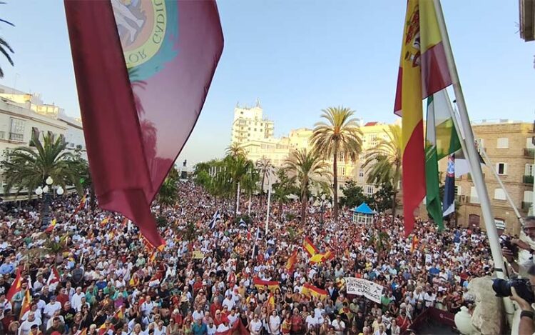 Lleno en San Juan de Dios ante el Ayuntamiento de Cádiz / FOTO: Eulogio García