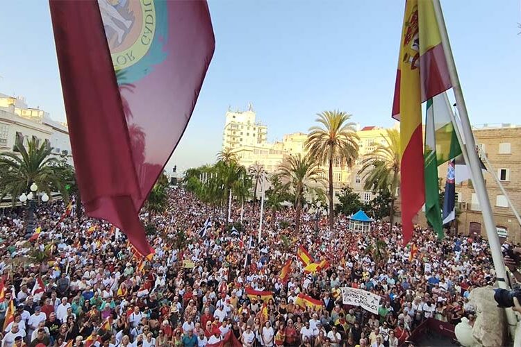 Lleno en San Juan de Dios ante el Ayuntamiento de Cádiz / FOTO: Eulogio García