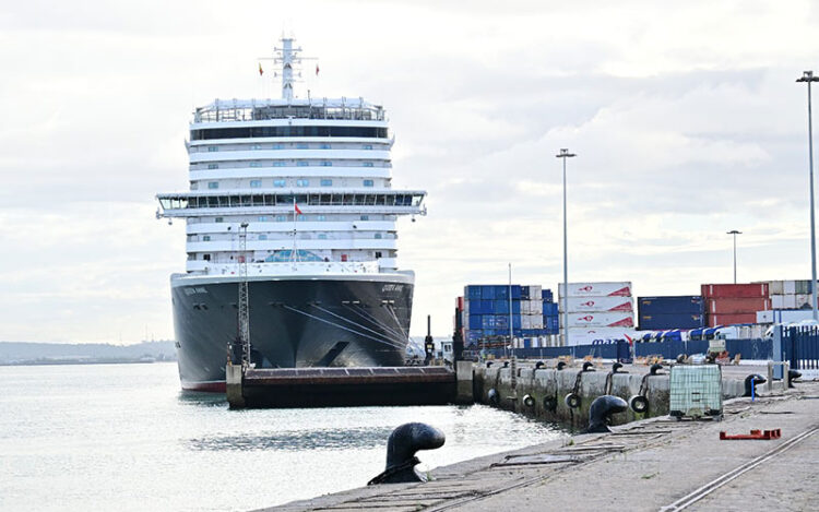 Crucero atracado en el muelle gaditano / FOTO: Eulogio García