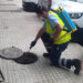 Operario aplicando el veneno en una de las alcantarillas / FOTO: Ayto.
