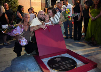 Viuda, hijos y nieta posan junto a la losa / FOTO: Ereagafoto