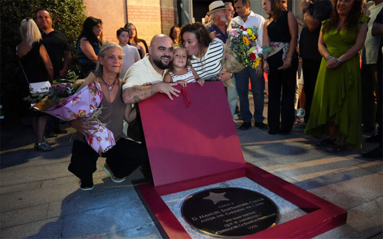 Viuda, hijos y nieta posan junto a la losa / FOTO: Ereagafoto