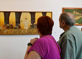 Curioseando entre las pinturas de la exposición / FOTO: Eulogio García