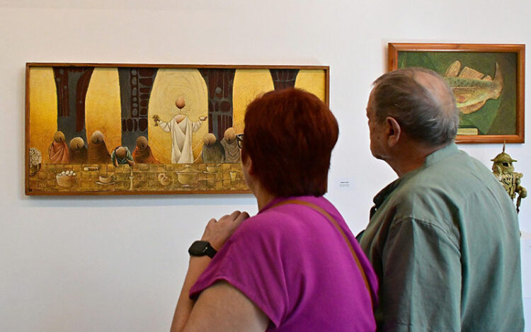 Curioseando entre las pinturas de la exposición / FOTO: Eulogio García