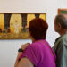 Curioseando entre las pinturas de la exposición / FOTO: Eulogio García