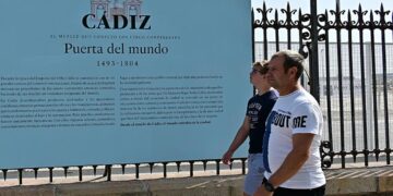 Exposición instalada en la verja del muelle / FOTO: Eulogio García
