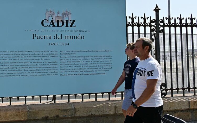 Exposición instalada en la verja del muelle / FOTO: Eulogio García