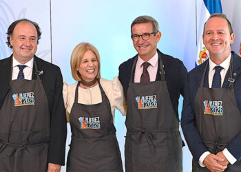 El consejero y la alcaldesa junto a los rectores de la UCA y la UNIA / FOTO: Ayto.