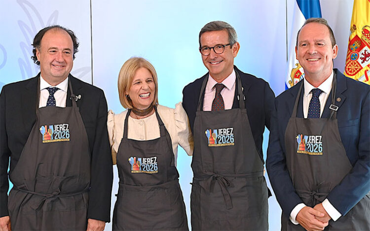El consejero y la alcaldesa junto a los rectores de la UCA y la UNIA / FOTO: Ayto.