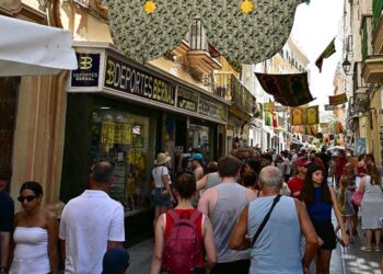 Entrando en una calle Pelota atestada en una mañana de agosto / FOTO: Eulogio García
