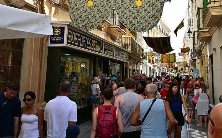 Entrando en una calle Pelota atestada en una mañana de agosto / FOTO: Eulogio García