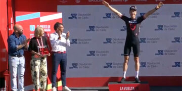 Los alcaldes de El Puerto y Jerez, en la foto del podium / FOTO: La Vuelta