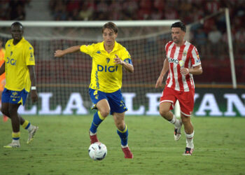 Javi Castro tratando de iniciar jugada / FOTO: Cádiz CF