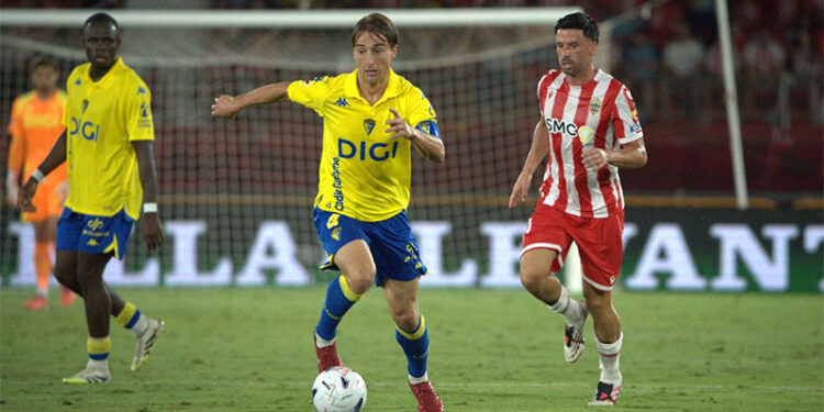 Javi Castro tratando de iniciar jugada / FOTO: Cádiz CF