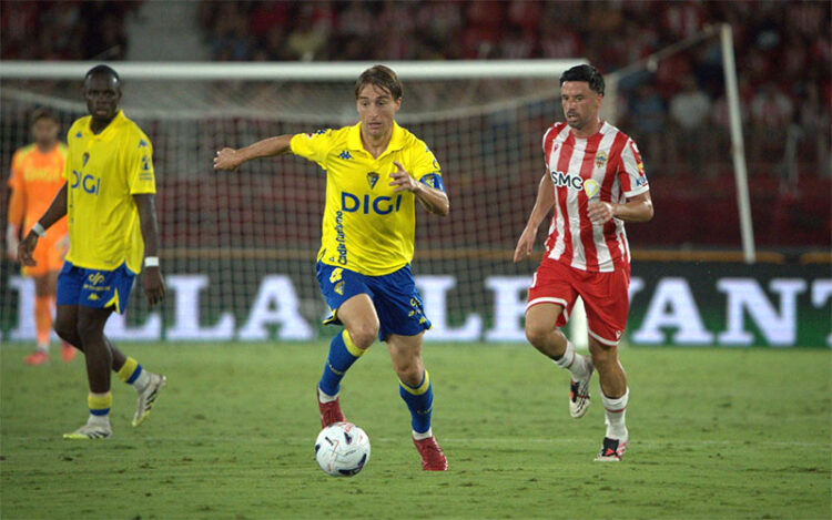 Javi Castro tratando de iniciar jugada / FOTO: Cádiz CF