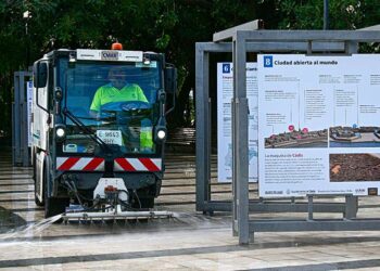 Limpiando con maquinaria la zona de Canalejas / FOTO: Eulogio García