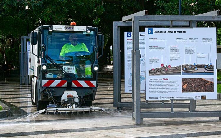 Limpiando con maquinaria la zona de Canalejas / FOTO: Eulogio García