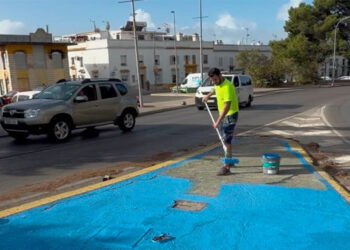 Adecentando en el Puerto las calles por las que pasarán los ciclistas / FOTO: Ayto.