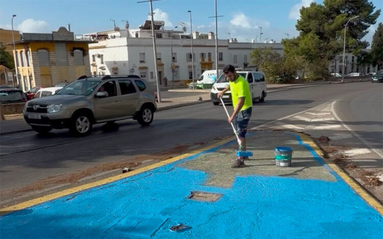 Adecentando en el Puerto las calles por las que pasarán los ciclistas / FOTO: Ayto.