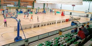 Un poco de baloncesto en el pabellón del Parque / FOTO: DBC