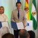 Alcaldesa y consejero posando con el protocolo / FOTO: Ayto.