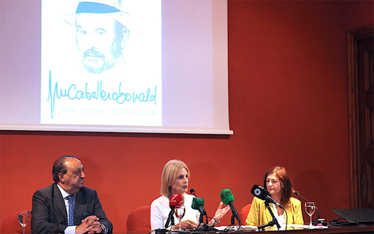 Presentando el grueso del programa en la Fundación Caballero Bonald / FOTO: Ayto.