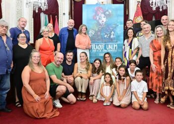 Posado con el cartel del espectáculo de clausura / FOTO: Eulogio García