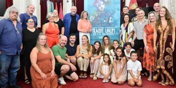 Posado con el cartel del espectáculo de clausura / FOTO: Eulogio García