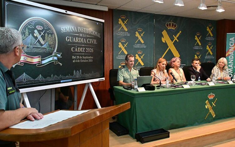 Presentando el programa en la Comandancia de Cádiz / FOTO: Eulogio García