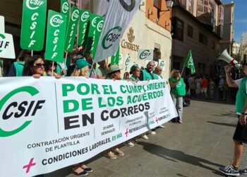 Concentrados a las puertas de Correos en la capital / FOTO: CSIF