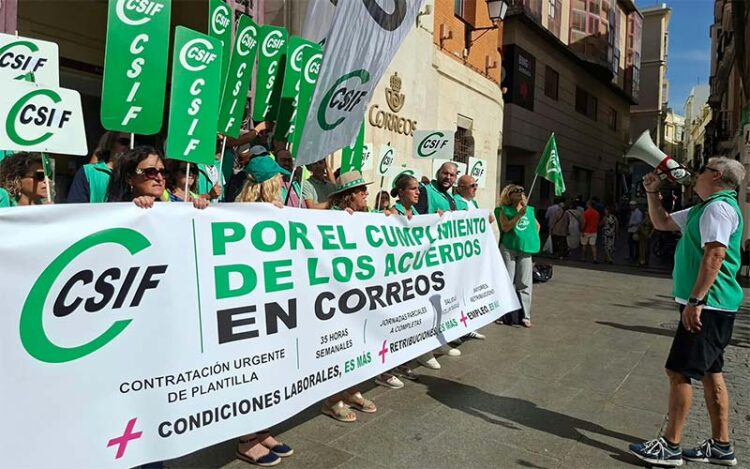 Concentrados a las puertas de Correos en la capital / FOTO: CSIF