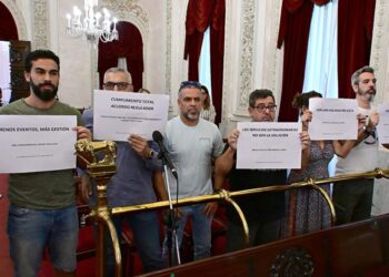Protestas sindicales en el pleno / FOTO: Eulogio García