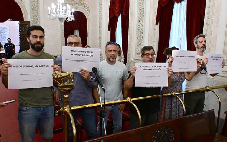 Protestas sindicales en el pleno / FOTO: Eulogio García