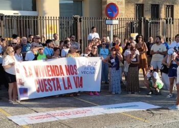 Concentrados a las puertas de Subdelegación / FOTO: Eulogio García