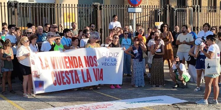 Concentrados a las puertas de Subdelegación / FOTO: Eulogio García