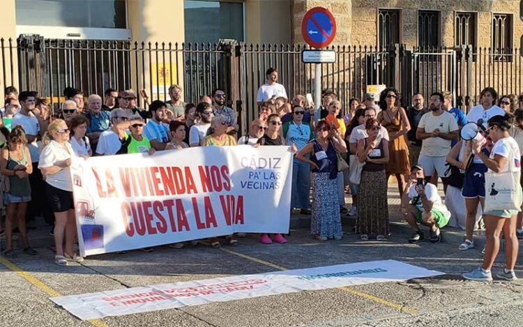 Concentrados a las puertas de Subdelegación / FOTO: Eulogio García