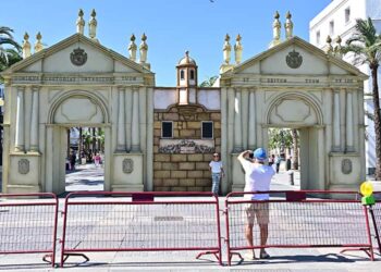 La recreación de la Puerta del Mar, uno de los atractivos del festejo en marcha / FOTO: Eulogio García