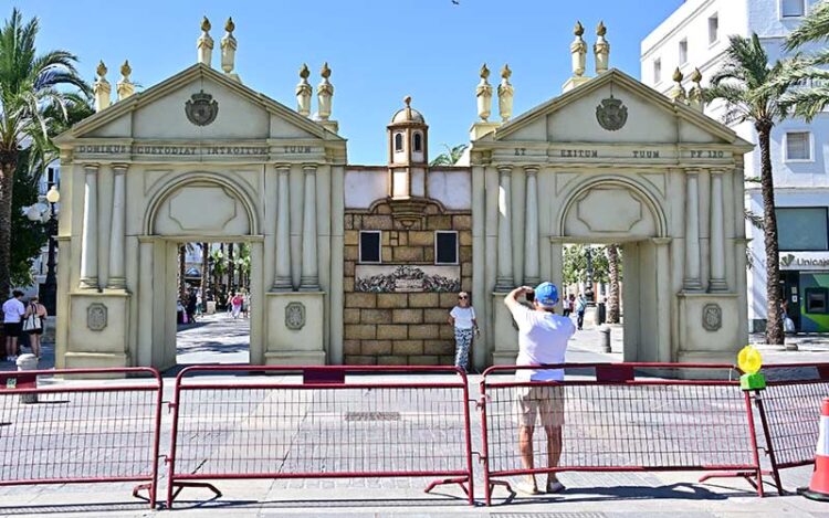 La recreación de la Puerta del Mar, uno de los atractivos del festejo en marcha / FOTO: Eulogio García