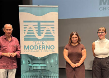 Posado junto a la nueva imagen del TM / FOTO: Ayto.