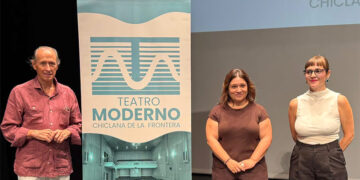 Posado junto a la nueva imagen del TM / FOTO: Ayto.